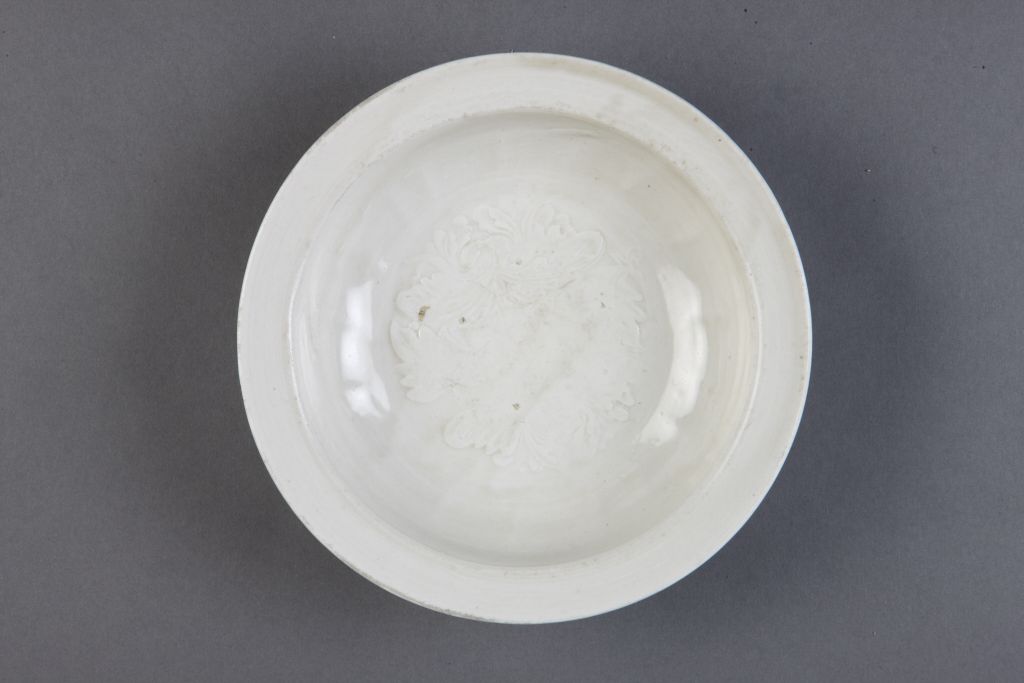 图片[2]-Huoxian kiln imitation Ding kiln white glaze printing peony plate-China Archive